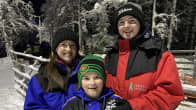 Irlantilaiset Gemma, Aaron ja Sean Lynch seisovat kelkkahaalareissa talvisessa metsässä Kittilässä. Perhe osallistuu päivämatkaan, jossa lennetään Lappiin muutamaksi tunniksi.