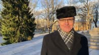 Arkkipiispa Tapio Luoma seisoo Turun tuomiokirkon portailla joulukuusen edessä.