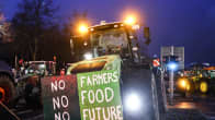 Traktorin keulaan on kiinnitetty kyltti, jossa lukee englanniksi: "Ei maanviljelijöitä, ei ruokaa, ei tulevaisuutta".