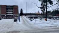 Kanta-Hämeen keskussairaalan pääsisäänkäynti pilvisenä talvipäivänä. Pihalla kävelee muutama ihminen kohti ovea. 
