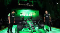 Zhou Guanyu ja Valtteri Bottas Sauberin uuden F1-auton esittelytilaisuudessa.