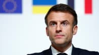 Emmanuel Macron. Taustalla EU:n, Ukrainan ja Ranskan liput .