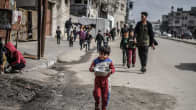 Pieni poika kantaa kulhoa hankkiakseen ruokaa Etelä-Gazassa.