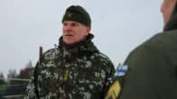Puolustusvoimien maastotakkiin ja vihreään pipoon pukeutunut maavoimien komentaja Pasi Välimäki talvella.