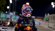 Max Verstappen kävelee Bahrainin varikolla.