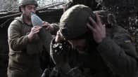 Ukrainalaiset sotilaat valmistautuvat ampumaan kranaatinheitintä  Donetskin alueella.