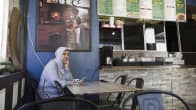 Susan Hossein istuu pizzerian salissa Länsimäen keskustassa.