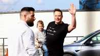 Elon Musk pitää poikaansa sylissään.