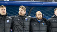 Robert Ivanov, Lukas Hradecky ja Teemu Pukki seisovat rivissä.