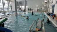 Koululaisia opettelemassa uimaan Kajaanin Kaukavedessä.