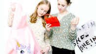 MOT: Vaatteet myrkkytestissä ohjelman juliste. Kaksi tyttöä katselevat Shein-ketjun vaatteita.
