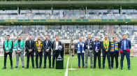 Veikkausliigan 12 päävalmentajaa kuvattuna mestaruuspokaalin kanssa kauden avaustilaisuudessa Tampereella maaliskuussa 2024.