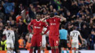 Liverpoolin Dominik Szoboszlai ja Ibrahima Konate näyttävät masentuneilta Atalantan kolmannen maalin jälkeen UEFA Eurooppa-liigassa.