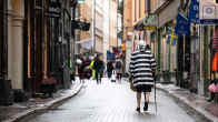 Eläkeläinen kävelee Tukholman vanhassa kaupungissa 22.10.2020.