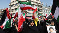 Iranilaiset heiluttavat Palestiinan ja Iranin lippuja Israelin vastaisessa mielenosoituksessa.