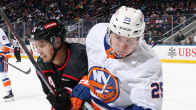Carolinan ja New Yorkin Sebastian Aho vastakkain NHL:n runkosarjassa maaliskuussa 2024.