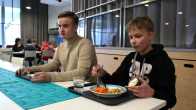 Kaksi yläkoululaista poikaa kouluruokailussa omien tarjotinten kanssa Nepenkoululla Joensuussa.