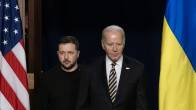 Zelenskyi ja Biden seisovat vierekkäin Yhdysvaltain ja Ukrainan lippujen välissä.
