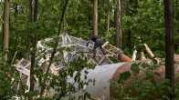 Venäjän iskussa vaurioituneen harkovalaisen tv-tornin osa makaa metsässä.