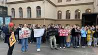 Helsingin Ressun lukion oppilaat osoittavat mieltä koulun pihalla hallituksen leikkauksia vastaan.