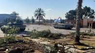 Israelin panssarivaunuja palmujen reunustamalla parkkipaikalla.