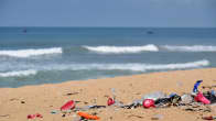 muoviroskaa hiekkarannalla