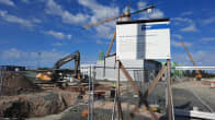Tehtaan rakennustyömaalla kyltti, jossa kerrotaan, että BASF rakentaa paikalle akkumateriaalitehdasta.