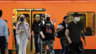 Kuvassa on ihmisiä metrossa Helsingin keskustassa elokuussa 2020.