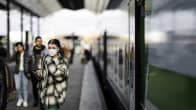 Kuvassa kasvomaskia käyttävä nainen astuu ulos junasta Helsingissä lokakuussa 2020.