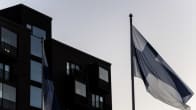 Suomen lippu liehuu Helsingissä joulukuussa 2020.
