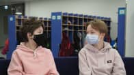 Koulupojat maskit naamallaan koulun aulassa