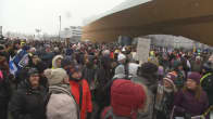 Massor av människor (utan munskydd) samlade på Medborgarplatsen i Helsingfors.