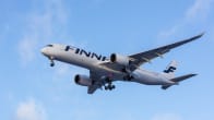 Ett Finnair-flyg i luften.
