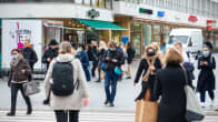 Ihmiset kävelevät Helsingin keskustassa.