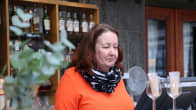 Joensuun Teatteriravintolan ravintoloitsija Karina Sälting seisoo myyntitiskin takana.