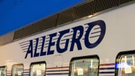 Allegro-juna pysähtyneenä Vainikkalan rautatieasemalle matkalla Venäjälle. Junan kyljessä lukee "Allegro".