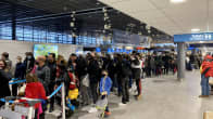 Ihmisiä jonottamassa turvatarkastukseen Rovaniemen lentokentällä. 
