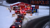 Autojono yksityisen 9Lives-yrityksen drive-in -koronatestipaikalle lentoasemalle vievällä tiellä Vantaalla.