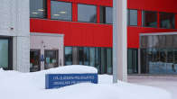Itä-Suomen poliisilaitos, Joensuun poliisiaseman nimikyltti laitoksen sisäänkäynnin vieressä.