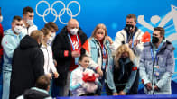 Kamila Valijeva (kesk.) oli avainhahmo, kun Venäjän olympiaurheilijat löivät Yhdysvallat Pekingin olympialaisten joukkuekilpailun kultakamppailussa.