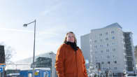 Ylihoitaja Saija Turpeinen seisoo Kuopion Yliopistollisen sairaalan pihalla.