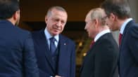 Turkin presidentti Recep Tayyip Erdogan kätteli Vladimir Putinin kanssa tapaamisessa Sotšissa 29.9.2021.