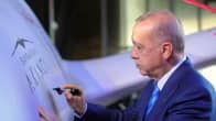 Turkin presidentti Recep Tayyip Erdogan kirjoittaa nimensä turkkilaisen Akinci Dronen kylkeen elokussa 2021.