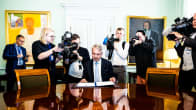Ulkoministeri Haavisto allekirjoittaa hakemuskirjeen Natolle