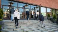 Ihmisiä saapumassa korkeakoulun pääsykokeisiin Aalto-yliopiston kauppakorkeakoulussa.