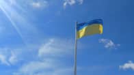 Ukrainan lippu liehuu lipputangossa.