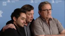 Uutisvideot: Aki Kaurismäki ja Sakari Kuosmanen yllättivät Berliinin elokuvajuhlien lehdistötilaisuudessa