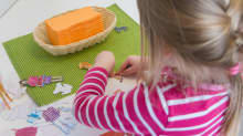 Lapsi leikkimässä paperinukeilla Kesämäen päiväkodissa Lappeenrannassa.