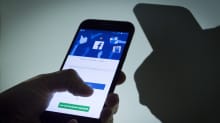 Facebook applikaatio auki puhelimessa.