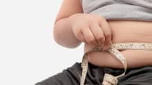 Lapsi mittaa vatsanympärystään